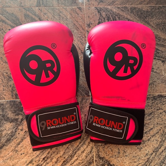 9 Round pink Women’s Boxing Gloves - Picture 2 of 4
